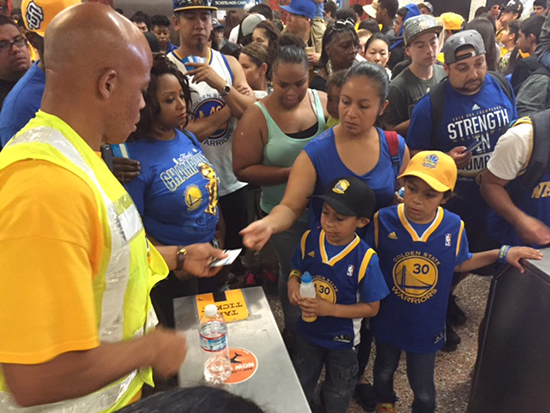 Warriors fans on way to 2015 parade