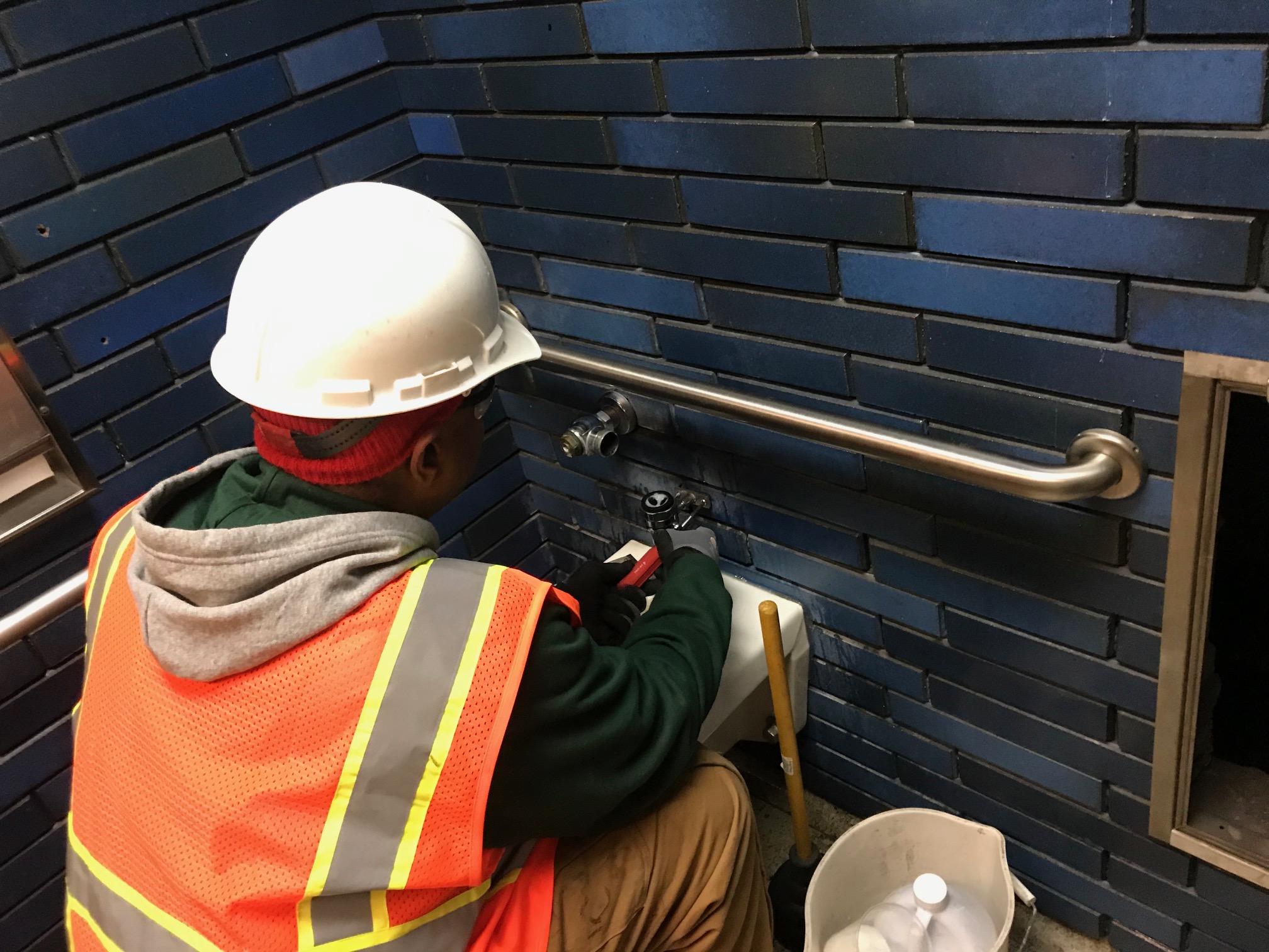 Crews demolish long-closed restroom in 19th Street Station